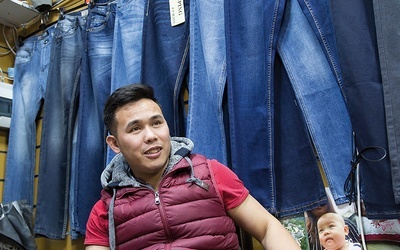 Kinh, z wioski w środkowym Wietnamie, jest zadowolony z życia w Polsce, bo „to kraj Jana Pawła II”. Jego żona i dziecko zostali w Wietnamie. Kinh ma nadzieję, że kiedyś i oni przyjadą do Polski.