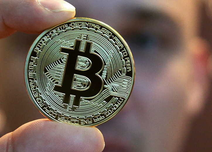 Bitcoin to waluta wirtualna. Takie monety z graficznym znakiem Bitcoina mają charakter gadżetów pamiątkowych.