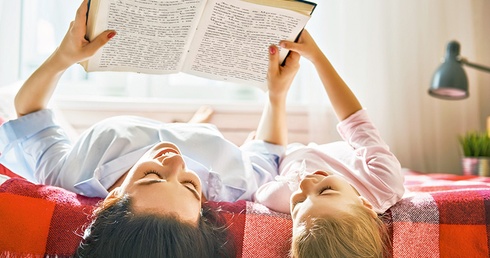 Wspólne czytanie to świetny sposób na budowanie więzi rodzica  z dzieckiem.