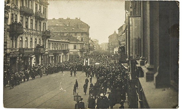 Tak wyglądała warszawska ulica w listopadzie 1905 roku w czasie pochodu narodowego. W głębi widać niesionego Orła Białego