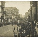 Tak wyglądała warszawska ulica w listopadzie 1905 roku w czasie pochodu narodowego. W głębi widać niesionego Orła Białego