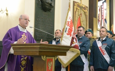 Mszy św. przewodniczył ks. Edward Poniewierski, kanclerz kurii