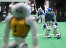 Robot z Australii (żółty) w czasie meczu przeciw Iranowi (niebieski) podczas RoboCup Asia-Pacific 2017