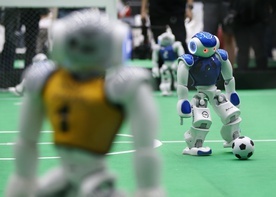Robot z Australii (żółty) w czasie meczu przeciw Iranowi (niebieski) podczas RoboCup Asia-Pacific 2017