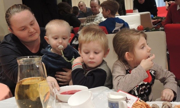 Mamy, dzieci, ale i samotni, i rodziny w trudnej sytuacji życiowej, spotkali się na Opłatku Maltańskim 