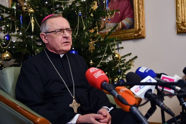 Bp Dajczak: człowieczeństwo każdego z nas jest ważniejsze od podziałów politycznych