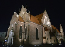 Nocne oświetlenie klasztoru w Radomiu