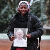 Siostra Judith Ngihbi z Kamerunu, która studiuje filozofię w Lublinie oraz wiele innych osób przesyła papieżowi życzenia i modlitwy