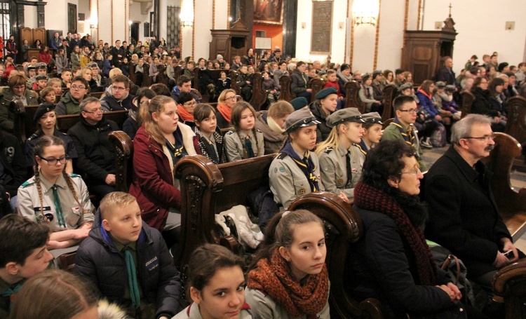 Betlejemskie Światło Pokoju w katedrze