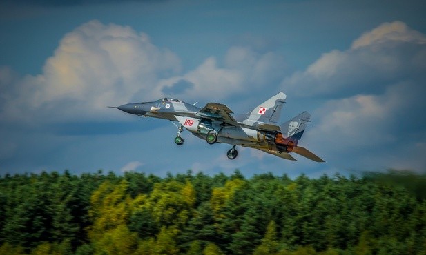 Wypadek wojskowego samolotu MiG-29 - pilot zdążył się katapultować