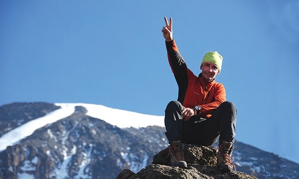 Ekstremalne wyprawy to specjalność Piotra, który 23 maja chce wyruszyć na Mount McKinley i prosi o mocne wsparcie modlitewne. Na zdjęciu na szczycie Kilimandżaro.