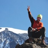 Ekstremalne wyprawy to specjalność Piotra, który 23 maja chce wyruszyć na Mount McKinley i prosi o mocne wsparcie modlitewne. Na zdjęciu na szczycie Kilimandżaro.