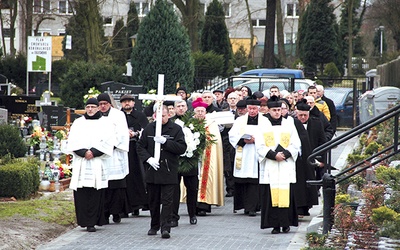 ▲	„Te dzieci żyją w Bogu” – te słowa św. Jana Pawła II umieszczono na Grobie Dzieci Utraconych. 