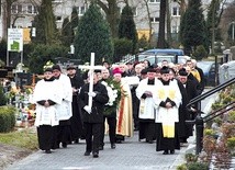 ▲	„Te dzieci żyją w Bogu” – te słowa św. Jana Pawła II umieszczono na Grobie Dzieci Utraconych. 