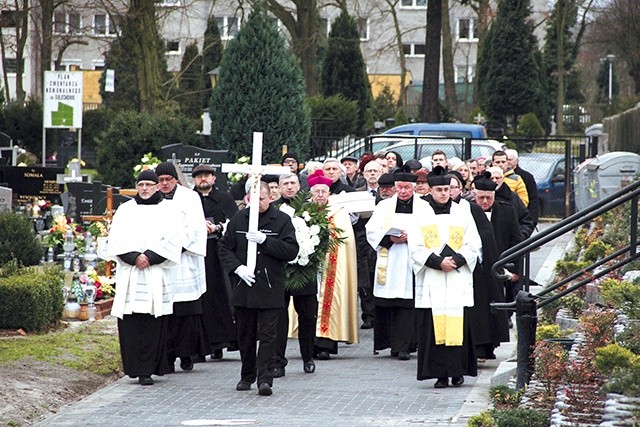 ▲	„Te dzieci żyją w Bogu” – te słowa św. Jana Pawła II umieszczono na Grobie Dzieci Utraconych. 