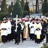 ▲	„Te dzieci żyją w Bogu” – te słowa św. Jana Pawła II umieszczono na Grobie Dzieci Utraconych. 