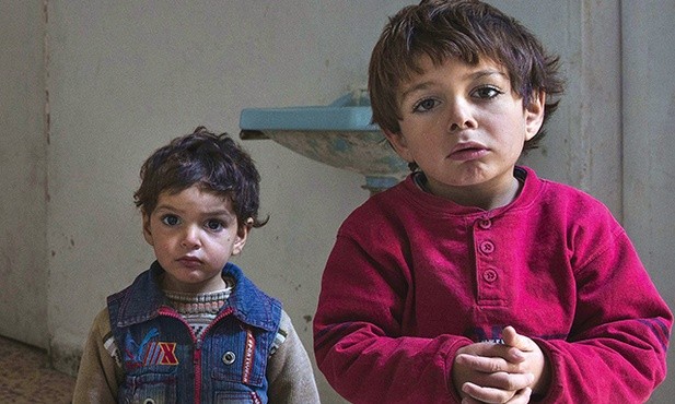 Dzieci z wioski k. Aleppo, sieroty po matce, która zginęła w bombardowaniu, żyją w Jordanii dzięki pomocy Caritas. Szacuje się, że ponad  13 mln ludzi, w tym prawie 6 mln dzieci, potrzebuje pomocy humanitarnej.