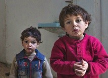 Dzieci z wioski k. Aleppo, sieroty po matce, która zginęła w bombardowaniu, żyją w Jordanii dzięki pomocy Caritas. Szacuje się, że ponad  13 mln ludzi, w tym prawie 6 mln dzieci, potrzebuje pomocy humanitarnej.