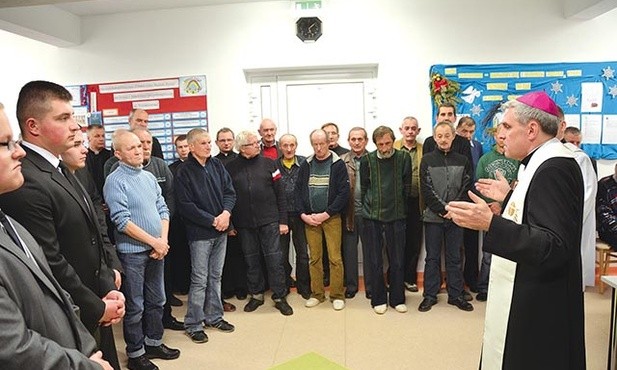 Bp Krzysztof Nitkiewicz podczas wigilijnego spotkania z bezdomnymi w Sandomierzu.