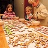 Dzieci od najmłodszych lat uczestniczą w przygotowaniach kulinarnych. 