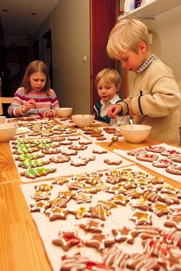 Dzieci od najmłodszych lat uczestniczą w przygotowaniach kulinarnych. 