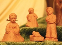 Jedną z prezentowanych na wystawie szopek zdobią drewniane figurki. 
