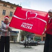 ▲	Tegoroczny Finał Szlachetnej Paczki w Ząbkowicach Śląskich rozpoczął uroczysty pochód po rynku. Szczudlarze to dwoje wolontariuszy.