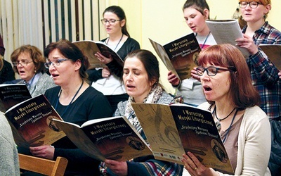 ▲	Uczestnicy warsztatów podczas Mszy św. w kościele św. Mikołaja w Nowej Rudzie. Wspólnie wykonywali pierwsze utwory przećwiczone pod okiem dyrygentów.