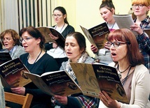 ▲	Uczestnicy warsztatów podczas Mszy św. w kościele św. Mikołaja w Nowej Rudzie. Wspólnie wykonywali pierwsze utwory przećwiczone pod okiem dyrygentów.