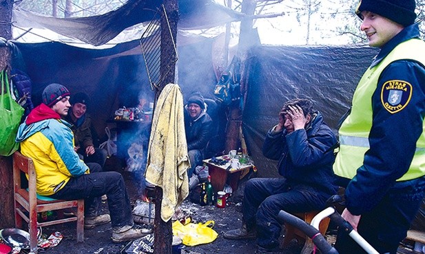 – Zimno jeszcze nie jest. Można w nocy spać bez kurtki. Najważniejsze, że jest co jeść – mówili bezdomni.