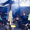 – Zimno jeszcze nie jest. Można w nocy spać bez kurtki. Najważniejsze, że jest co jeść – mówili bezdomni.