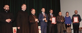 ▲	Nagrodzeni Złotymi Kulami z bp. Henrykiem Tomasikiem, ks. Robertem Kowalskim, dyrektorem Caritas Diecezji Radomskiej, i wicedyrektorem ks. Damianem Drabikowskim.