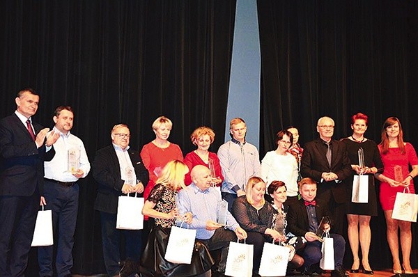 ▲	Pracownicy kultury otrzymali nagrody i statuetki. Trzeci z prawej stoi Krzysztof Kowalski.