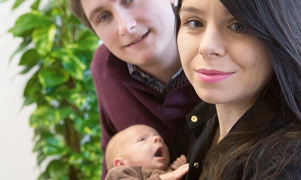 Weronika i Jan Kostrzewowie z dwutygodniowym synem Józefem.