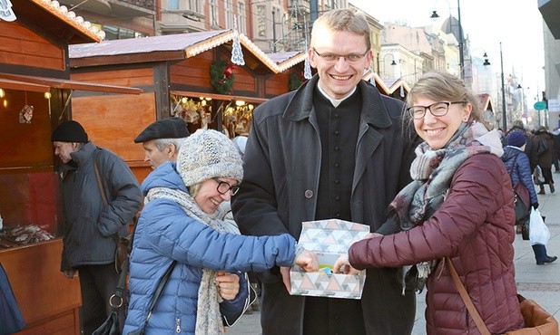 Ks. Waldemar regularnie wychodzi z oazą na ulicę. Po to, by opowiadać o miłości nie z tej ziemi.