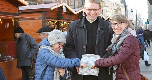 Ks. Waldemar regularnie wychodzi z oazą na ulicę. Po to, by opowiadać o miłości nie z tej ziemi.
