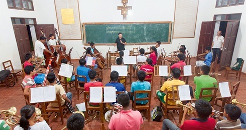 Szkoła muzyczna na terenie byłej redukcji franciszkańskiej w Urubicha w środku boliwijskiej dżungli.