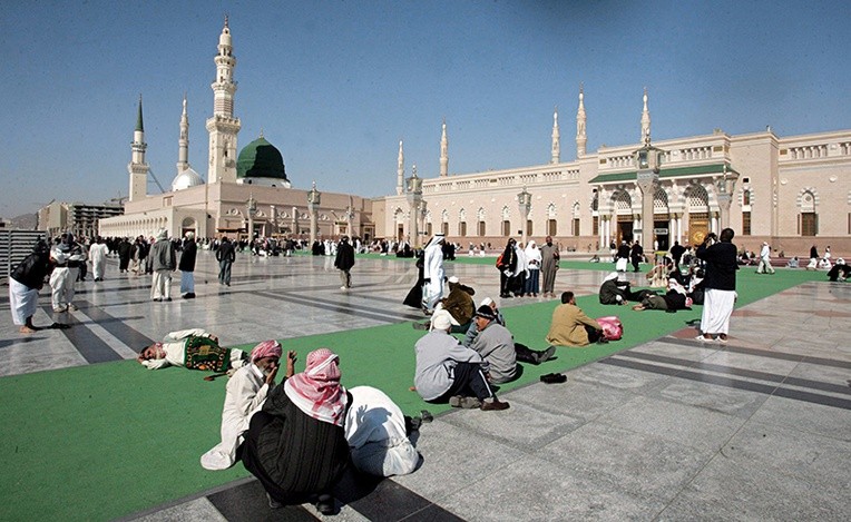 Muzułmanie przed meczetem w Medynie, postawionym w miejscu, gdzie Mahomet stworzył islam. O przedislamskiej historii swego kraju większość z nich  nic nie wie.