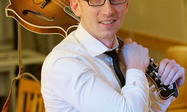 Marcin Solik gra w zespole na mandolinie.