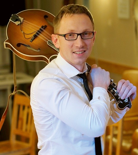 Marcin Solik gra w zespole na mandolinie.