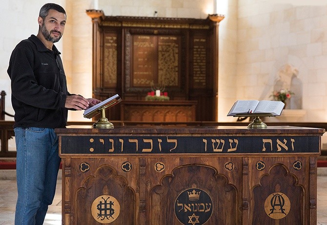 Eyal Friedman – Żyd, który wierzy w Jezusa. Napis na ołtarzu: „To czyńcie na Moją pamiątkę” oraz „Emmanuel”.