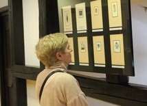 Podczas otwarcia wystawy przybyli mogli porozmawiać z dotychczasowym właścicielem zbioru i wysłuchać różnych ciekawostek na temat ekslibrisów
