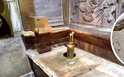 Wnętrze kaplicy Bożego Grobu w czasie renowacji. Obok fragment skały otaczającej miejsce pochówku Jezusa.