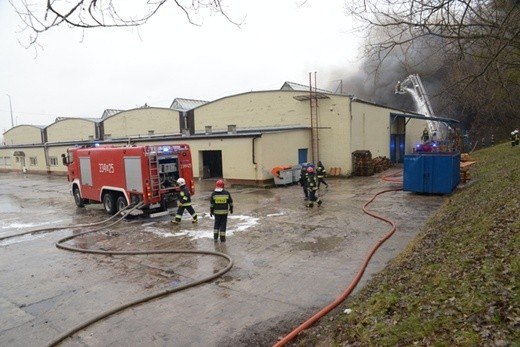 Pożar hurtowni chemicznej w Radomiu