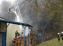  Gdy zawalił się dach, akcję gaśniczą można prowadzić tylko z zewnątrz.