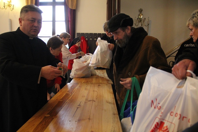 Prezenty dla dzieci i paczki żywnościowe dla najuboższych