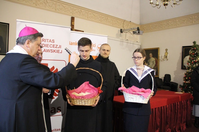 Prezenty dla dzieci i paczki żywnościowe dla najuboższych