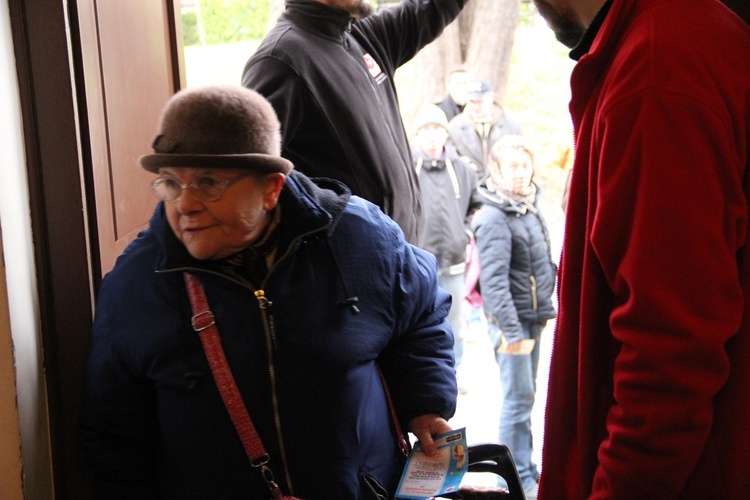 Prezenty dla dzieci i paczki żywnościowe dla najuboższych