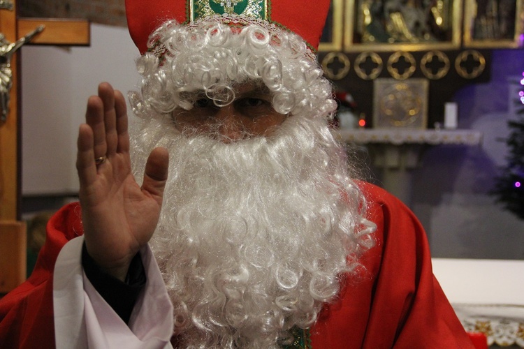 Prezenty dla dzieci i paczki żywnościowe dla najuboższych