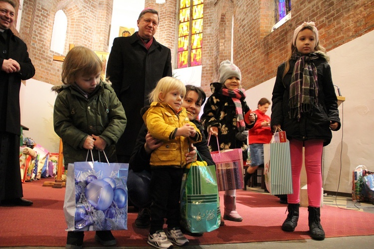 Prezenty dla dzieci i paczki żywnościowe dla najuboższych